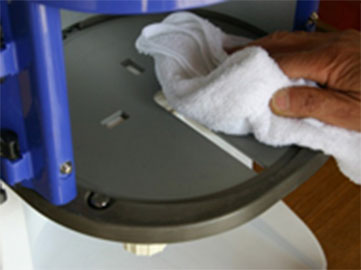 かき氷機を綺麗に拭きます。 