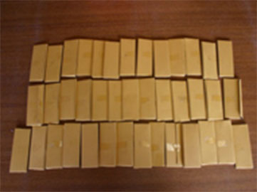 かき氷機から外した刃は厚紙のケースに入れます。 