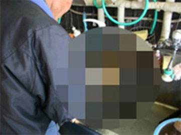 かき氷機の刃は専門業者に研いでもらいます。 