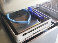 備品を洗浄機にかけます。 