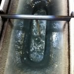 ②撹拌（かくはん）しながら製氷